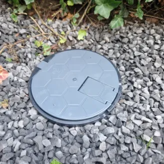Pokrywa studzienki poboru wody – szara (STONE) – PEŁNA - AQUABIN